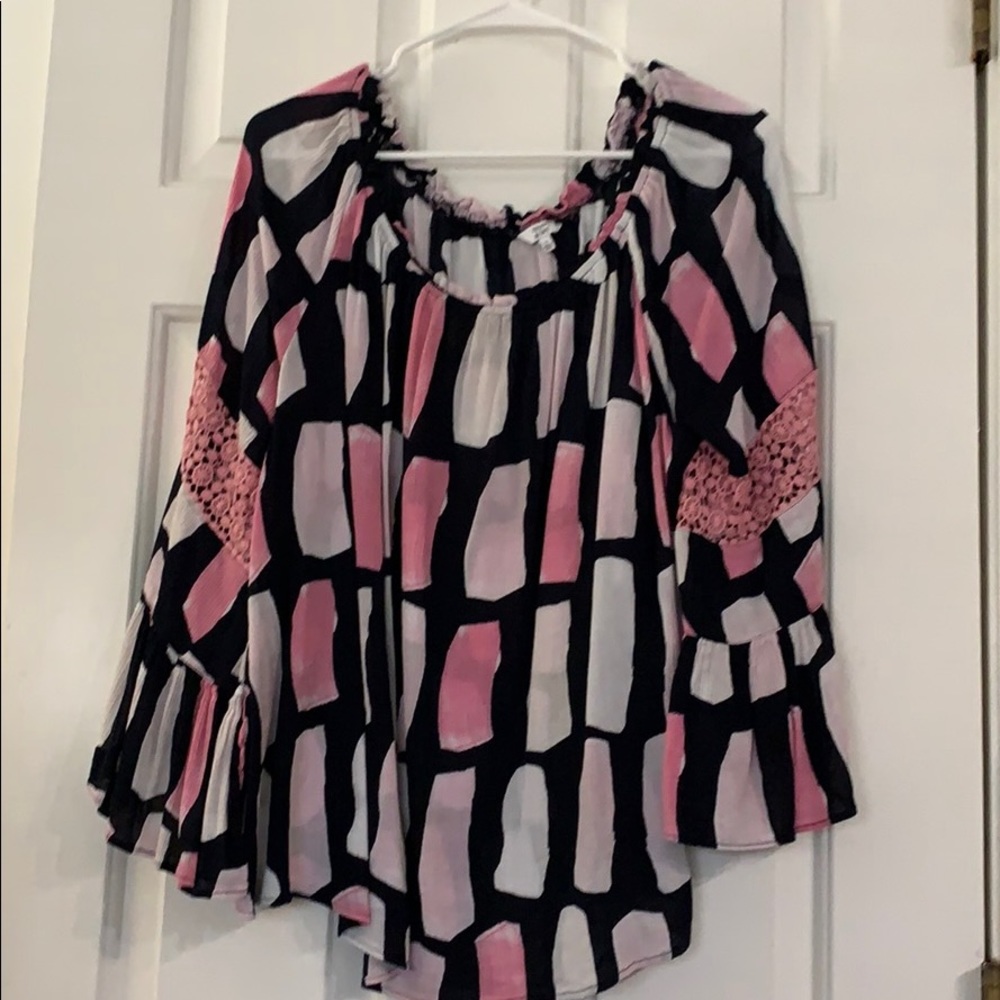 Crown & Ivy top w/flirty bell sleeves sz L